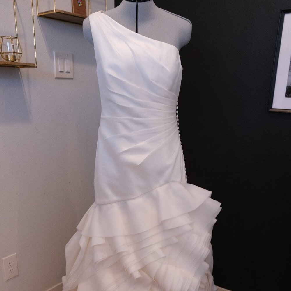 White by Vera Wang One Shoulder Organza waterfall wedding gown - Picture 5 of 12